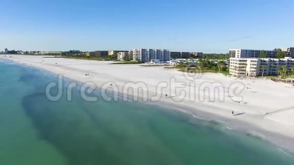 在佛罗里达的西斯塔基的海滩上空飞行视频的预览图