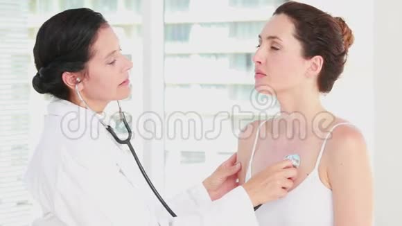 医生用听诊器检查病人胸部视频的预览图