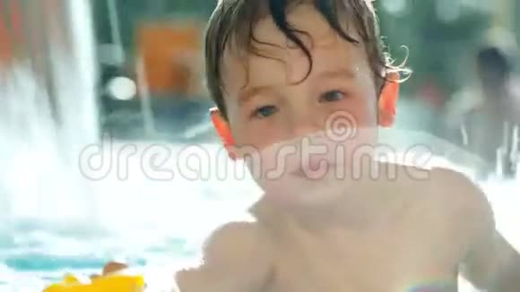 游泳池里的男孩泼水视频的预览图