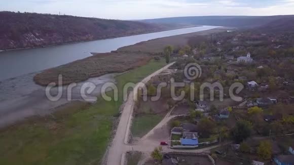 飞越村庄和河流秋天飞过村庄和河流视频的预览图