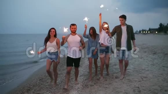 朋友们在海边的夜晚聚会上散步跳舞玩得开心手里拿着孟加拉的闪亮灯视频的预览图