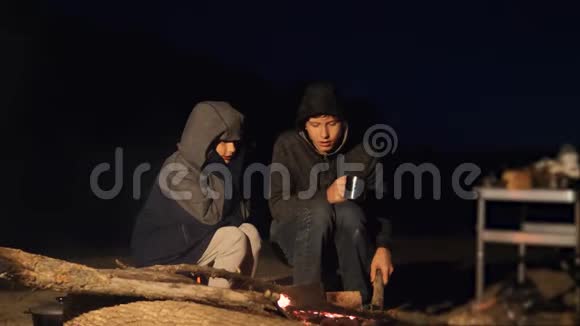 孩子们微笑孩子们喝茶青少年坐在篝火旁旅行徒步旅行冒险露营冒险野营视频的预览图