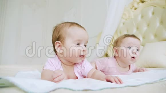 穿粉色衣服的女孩双胞胎姐妹视频的预览图