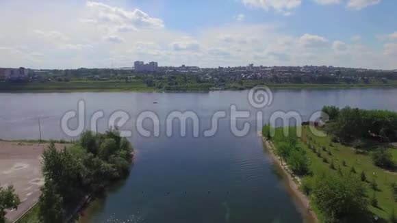 空中摄影从上面看城市的景观夏天伊尔库茨克视频的预览图
