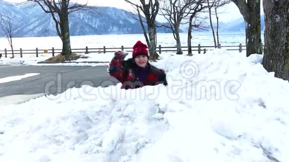 小女孩在雪地里玩耍视频的预览图
