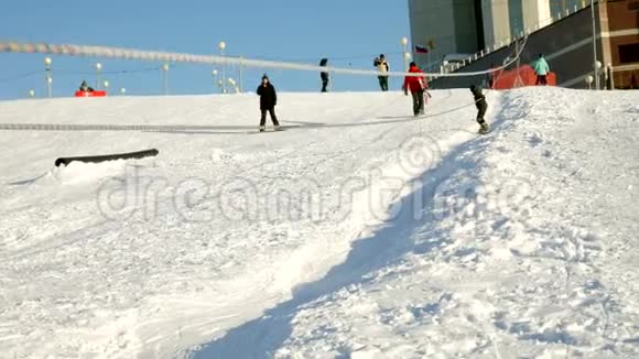 视频雪滑雪坡电梯线路和山谷公园在瓦萨奇阳光明媚的一天家庭在滑雪板和滑雪板上视频的预览图