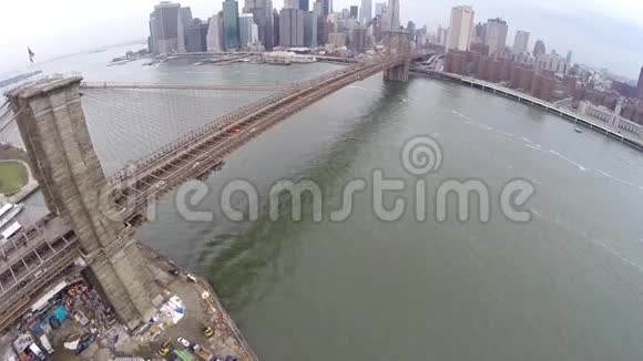 布鲁克林大桥和曼哈顿大桥的鸟瞰图视频的预览图