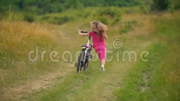 有自行车的小女孩视频的预览图