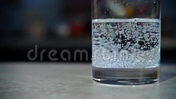 葡萄在杯子里飘着闪闪发光的水视频的预览图
