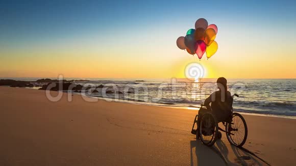 海滩上快乐的女人拿着气球视频的预览图