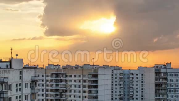 日落时云层在城市上空的时间推移视频的预览图