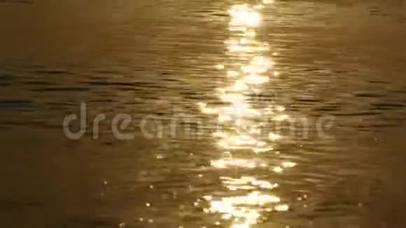 日出对土耳其海滩上的石头和沙子的反射视频的预览图