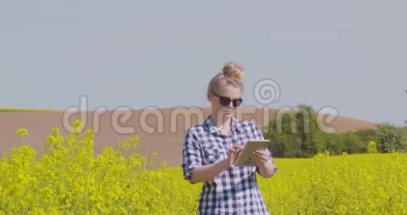 油菜田数码片农民触摸屏视频的预览图