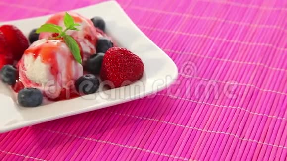 草莓味的草莓冰淇淋杜洛埃视频的预览图