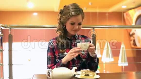 小女孩在咖啡馆喝茶微笑着视频的预览图