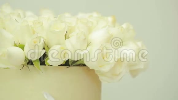 鲜艳的白色玫瑰花束特写视频的预览图