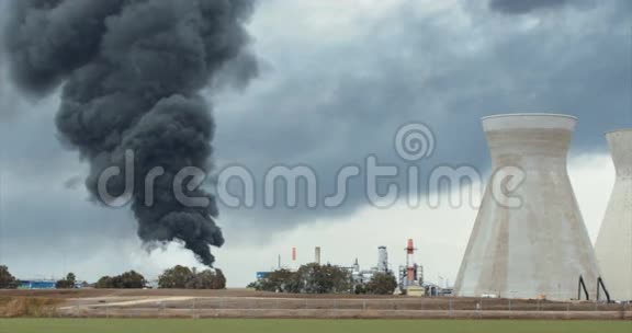 炼油厂事故中的火灾和爆炸视频的预览图