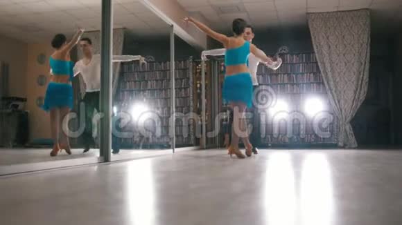 演播室里身着盛装跳拉丁美洲舞的年轻帅哥美女视频的预览图