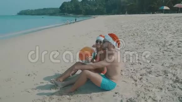 圣诞美女海滩情侣视频的预览图