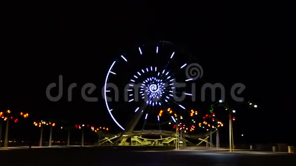 摩天轮用闪烁的灯光运行视频的预览图
