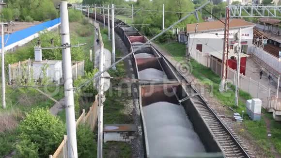 货运列车长途行驶视频的预览图