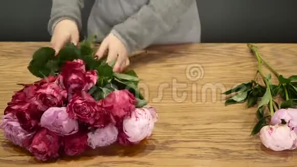 女花店准备鲜花出售视频的预览图