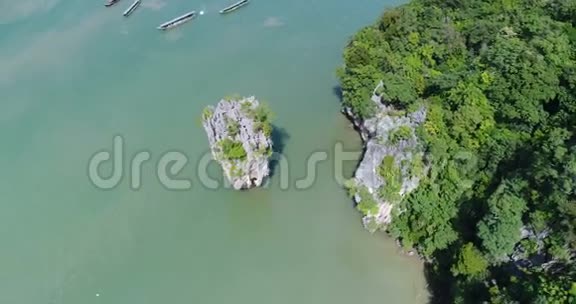 詹姆斯邦德岛的鸟瞰图和美丽的海上石灰石岩层视频的预览图