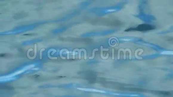 蓝色流动运动水背景视频的预览图