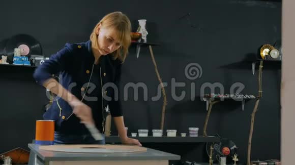 专业女性装饰师设计师画木圈装饰师视频的预览图