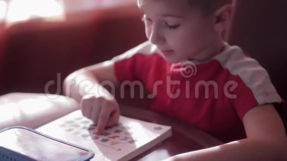 孩子在家学习读书视频的预览图