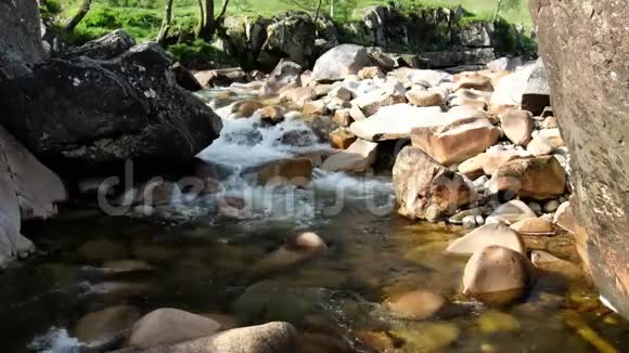 苏格兰格伦艾特瀑布景观的多利拍摄联合王国视频的预览图