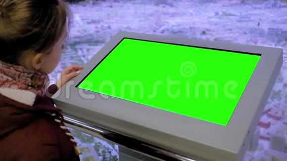 绿色屏幕概念女人看空白互动绿色展示亭视频的预览图