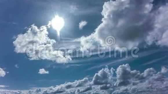 4k塔伊姆在白天的天空与蓬松的云循环视频视频的预览图