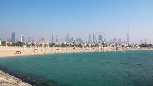 波斯湾Jumeirah海滩迪拜市中心和阿拉伯联合酋长国BurjKhalifa视频的预览图
