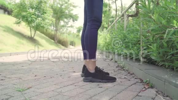 健康美丽的年轻亚洲运动女性穿着运动服装双腿发暖伸展双臂准备上街跑步视频的预览图