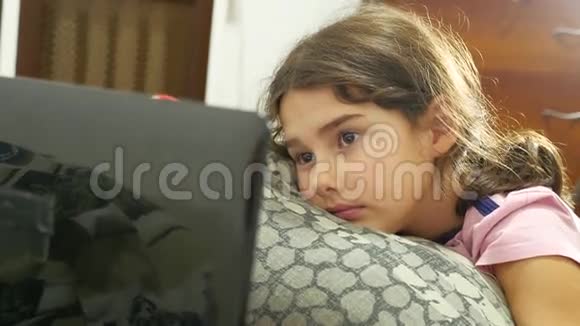在笔记本电脑上玩游戏的小女孩视频的预览图