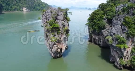 詹姆斯邦德岛的鸟瞰图和美丽的海上石灰石岩层视频的预览图