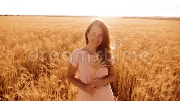 肖像美女微笑女孩时尚模特在慢动作视频白色连衣裙在田间小麦妇女视频的预览图