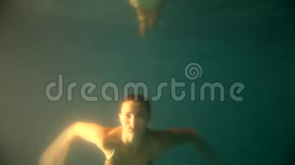 美丽的女孩在水下视频的预览图