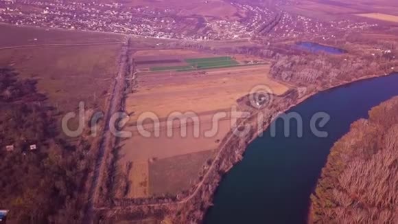慢无人驾驶飞机飞越蓝河和农田视频的预览图
