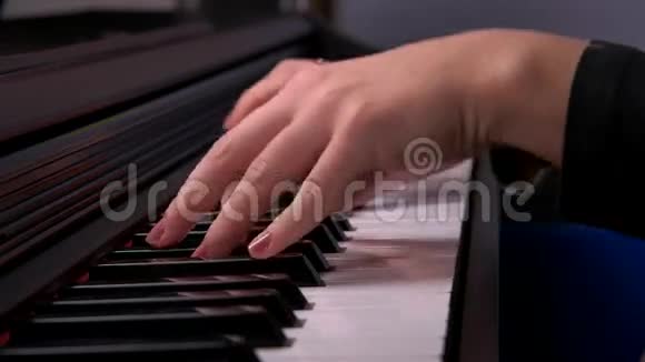 弹钢琴手弹钢琴视频的预览图