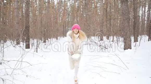 年轻幸福微笑的女人扔雪视频的预览图