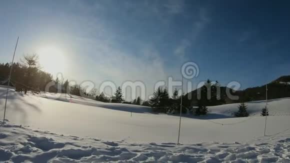 在阳光明媚的日子里美丽的冬季景观带着雪视频的预览图