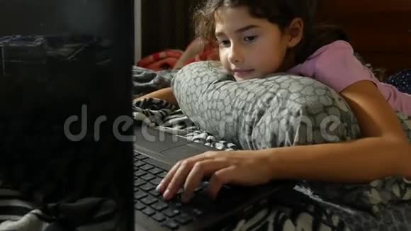 小女孩玩的孩子在笔记本电脑上网游戏笔记本电脑视频的预览图