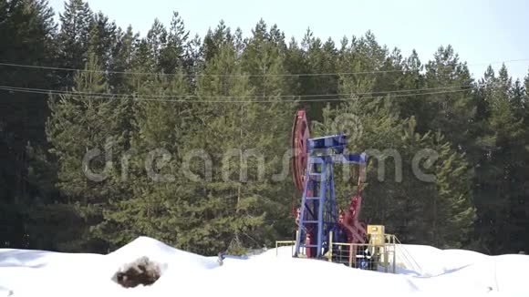 石油泵千斤顶用石油开采矿物燃料能源视频的预览图