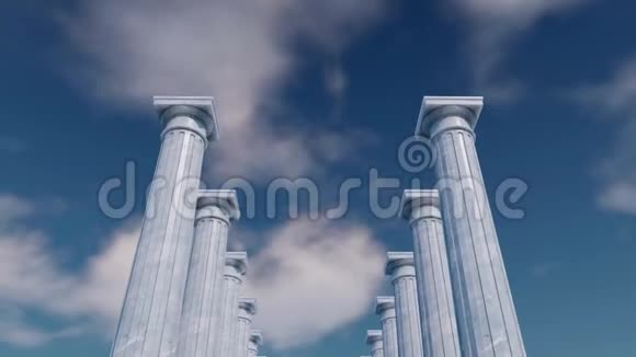 3D古柱在多云的天空下结营视频的预览图