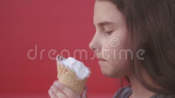 漂亮的女孩子吃慢动作视频护理瓶舔大冰淇淋在华夫饼锥与覆盆子快乐视频的预览图