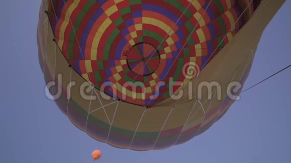 天空中的热气球视频的预览图