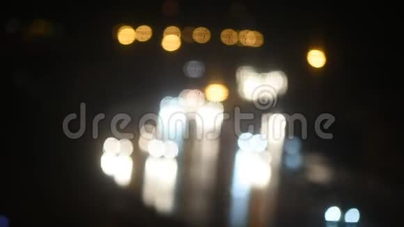 城市道路上的夜间交通模糊夜景视频的预览图