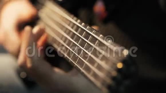 低音吉他手练习视频的预览图